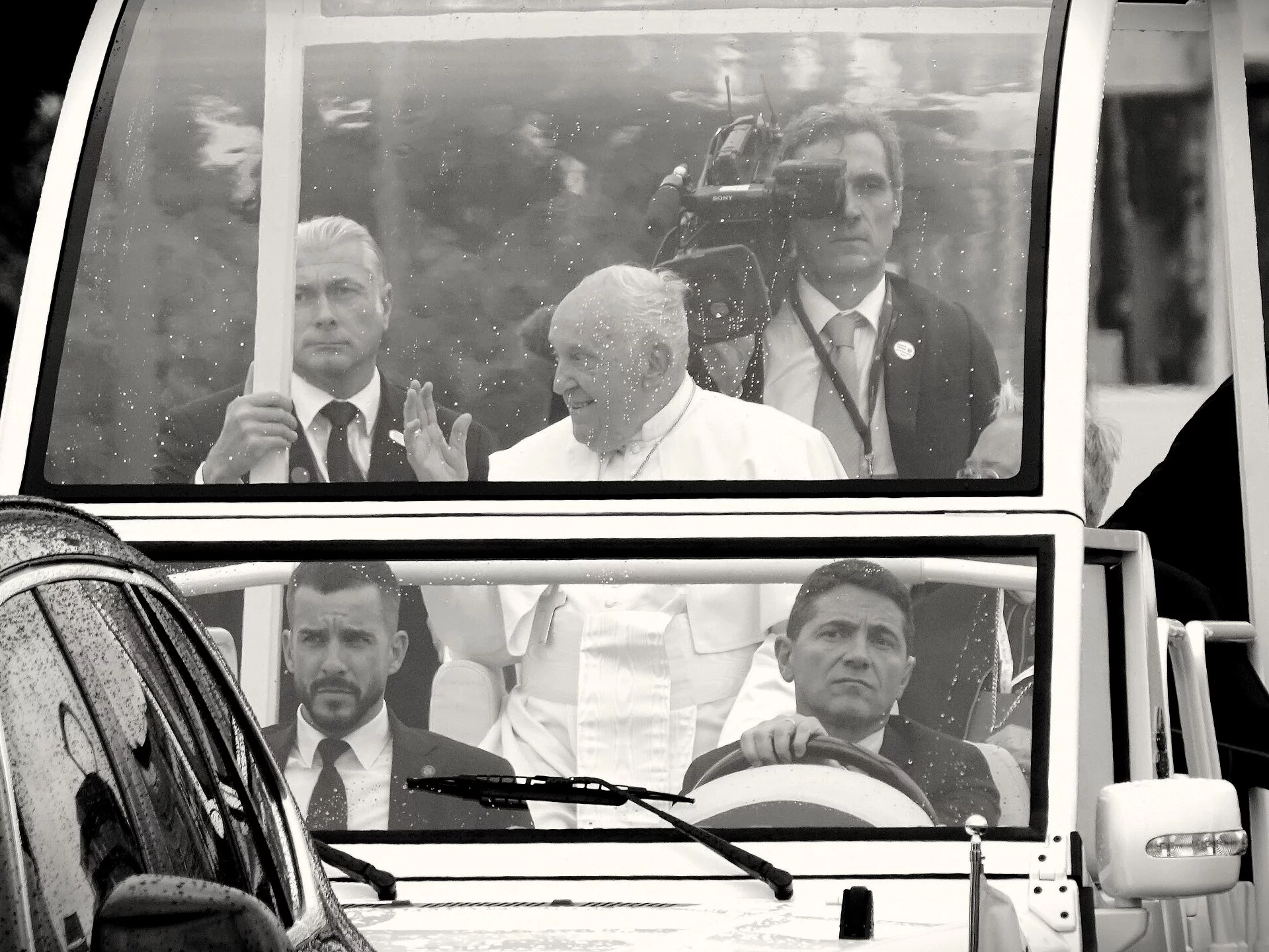Papież Franciszek w papamobile