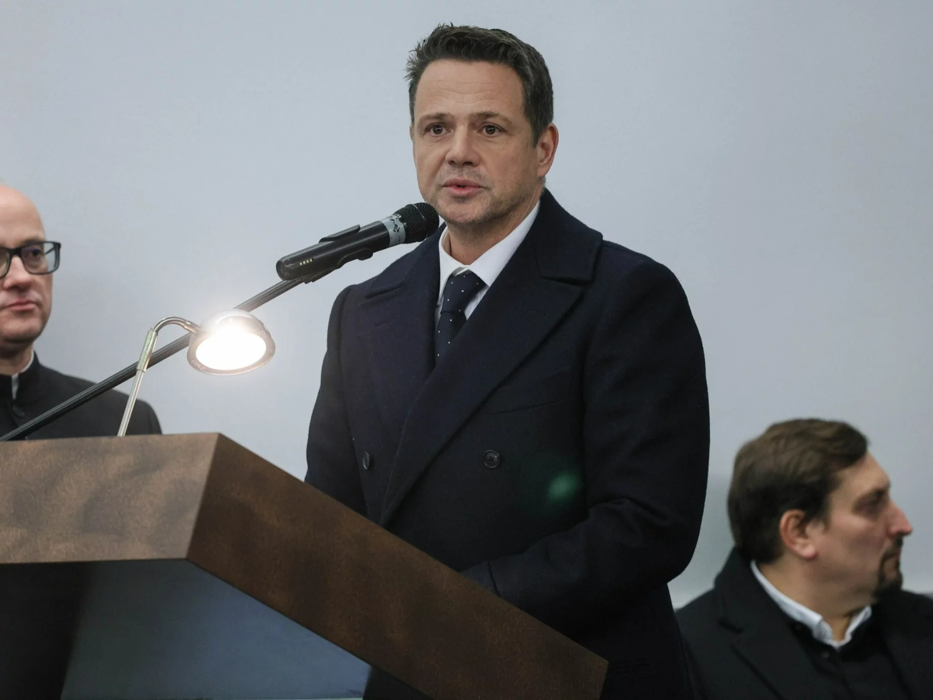 Prezydent m.st. Warszawy Rafał Trzaskowski (C) podczas uroczystości pogrzebowych jazzmana Michała Urbaniaka