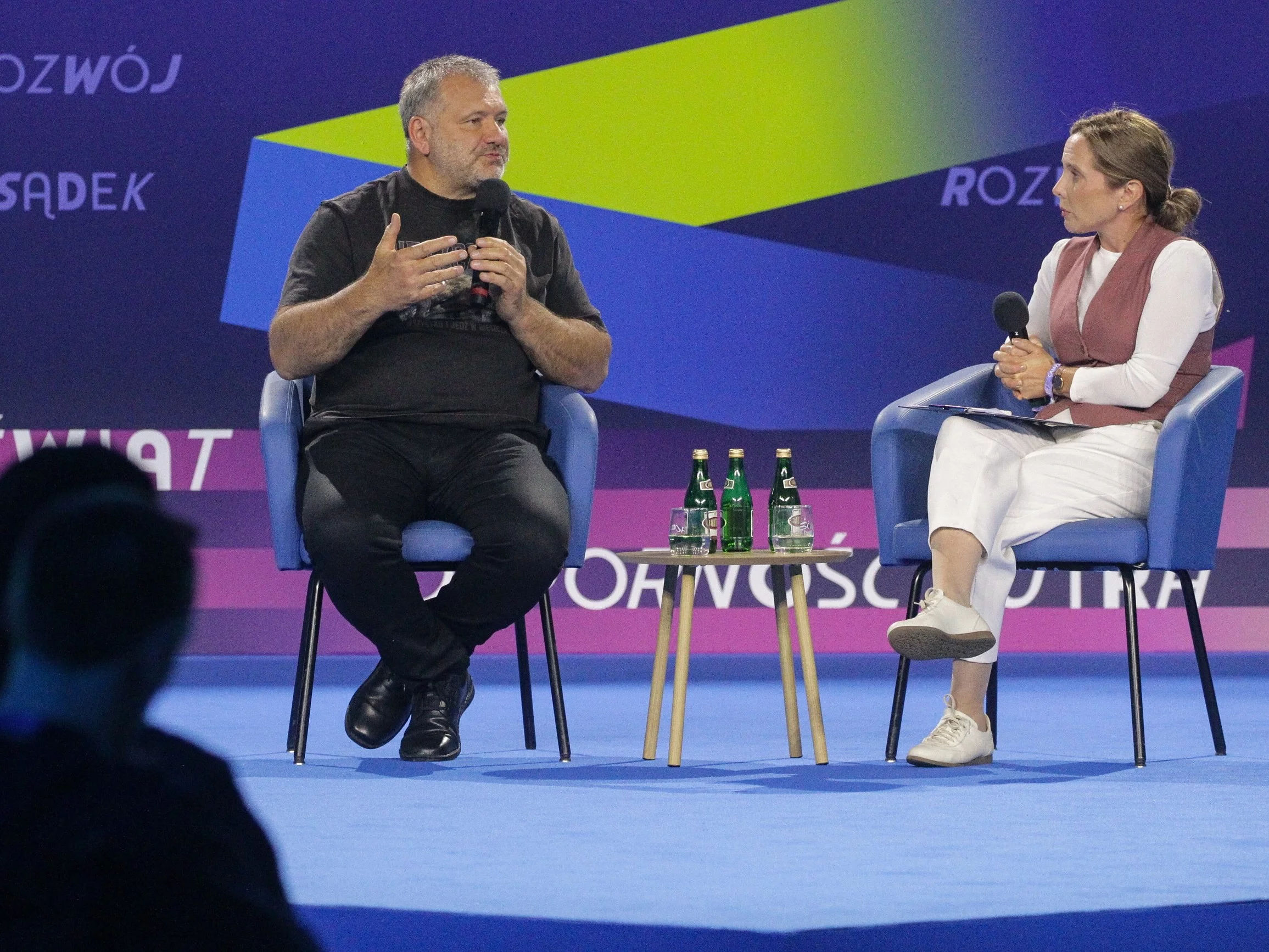Minister sprawiedliwości Waldemar Żurek (L) i prowadząca Joanna Bekker na Campusie Polska