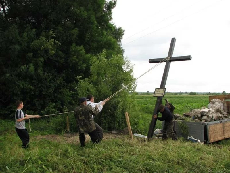 Stawianie krzyża na „dole śmierci”, w którym leżą
zamordowani Polacy, Chołoniewicze, 2011 rok