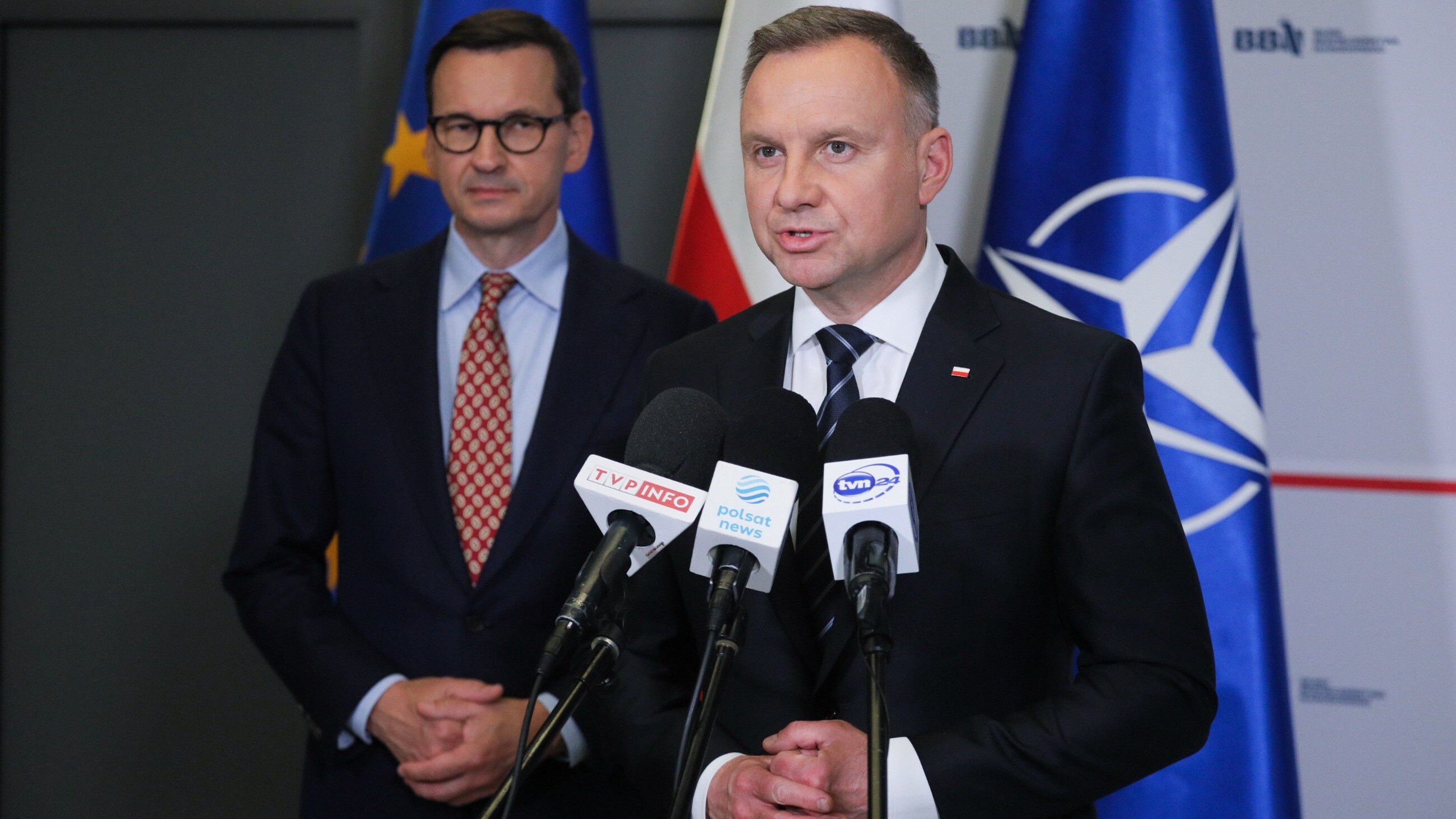 Andrzej Duda i premier Mateusz Morawiecki podczas konferencji prasowej w siedzibie Biura Bezpieczeństwa Narodowego