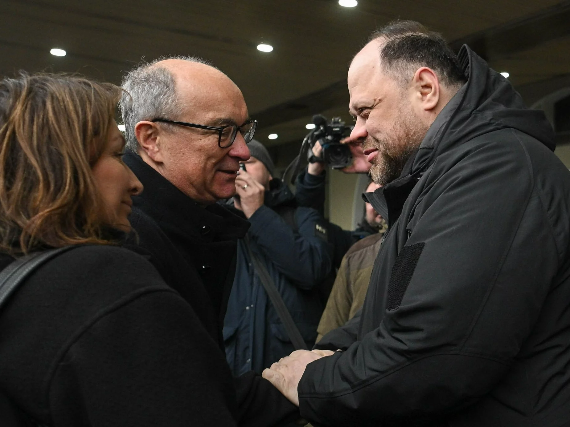 Marszałek Sejmu Włodzimierz Czarzasty (C), przewodniczący Rady Najwyższej Ukrainy Rusłan Stefanczuk (P) oraz wicemarszałek Sejmu Monika Wielichowska (L) podczas powitania na dworcu kolejowym w Kijowie