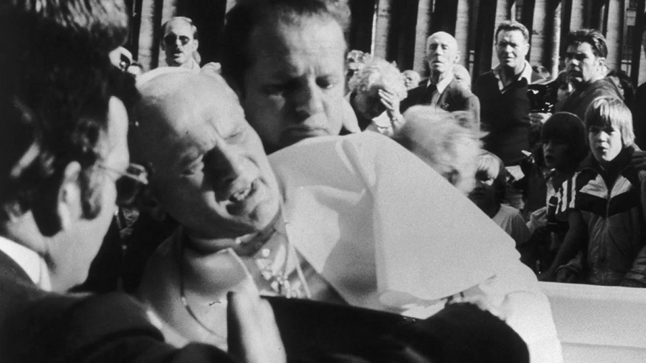 Papież Jan Paweł II chwilę po ciężkim zranieniu Go w zamachu przeprowadzonym na Placu Św. Piotra 13 maja 1981 roku