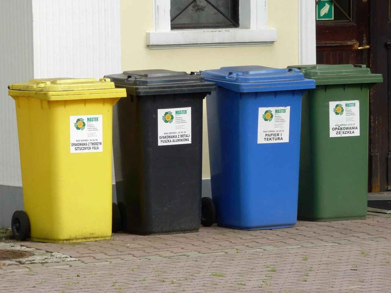 Kosze na śmieci, zdjęcie ilustracyjne