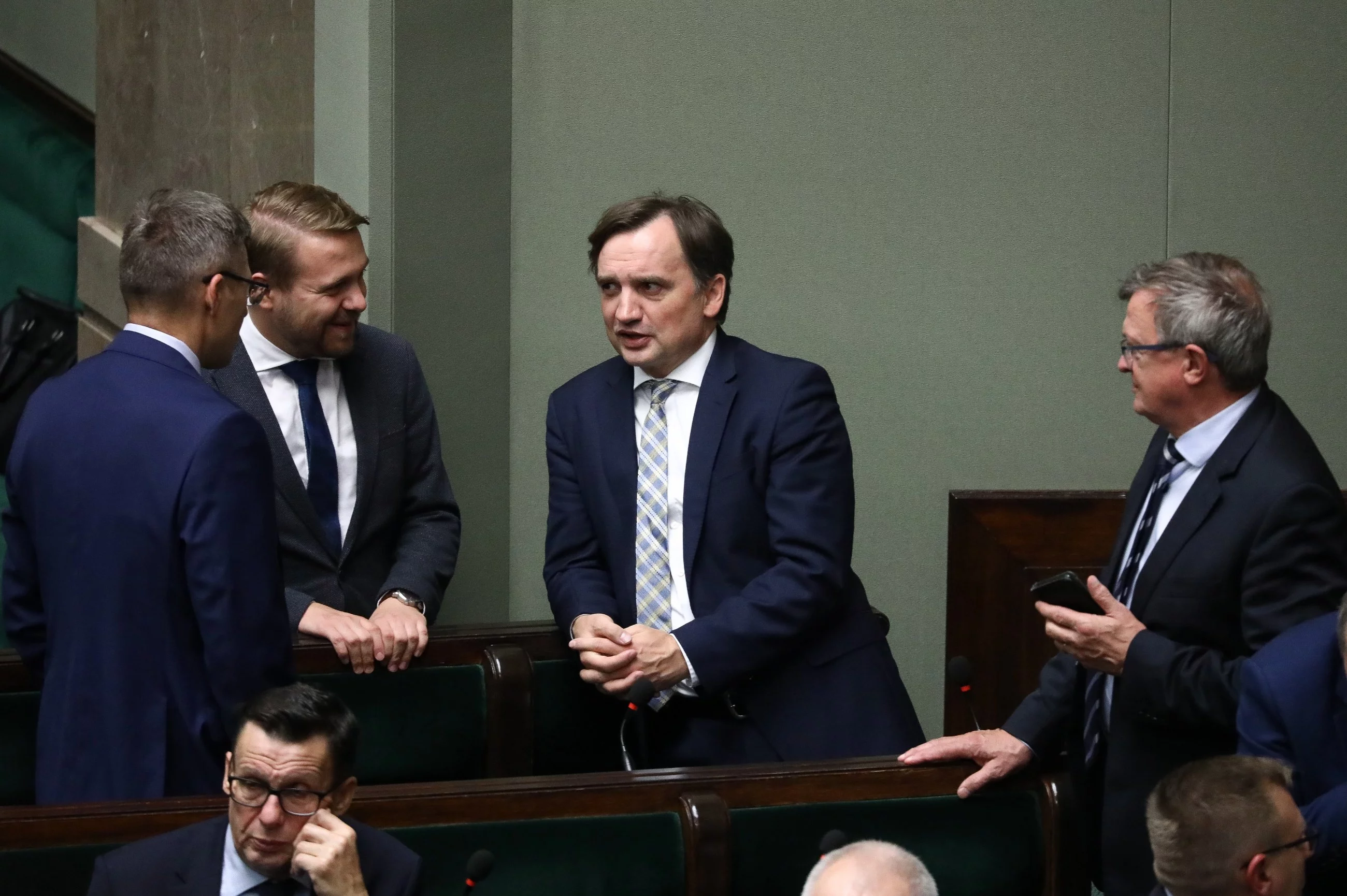 Minister sprawiedliwości, prokurator generalny Zbigniew Ziobro (2P), poseł PiS Tadeusz Cymański (P), i wiceminister klimatu i środowiska Jacek Ozdoba (2L) na sali obrad Sejmu