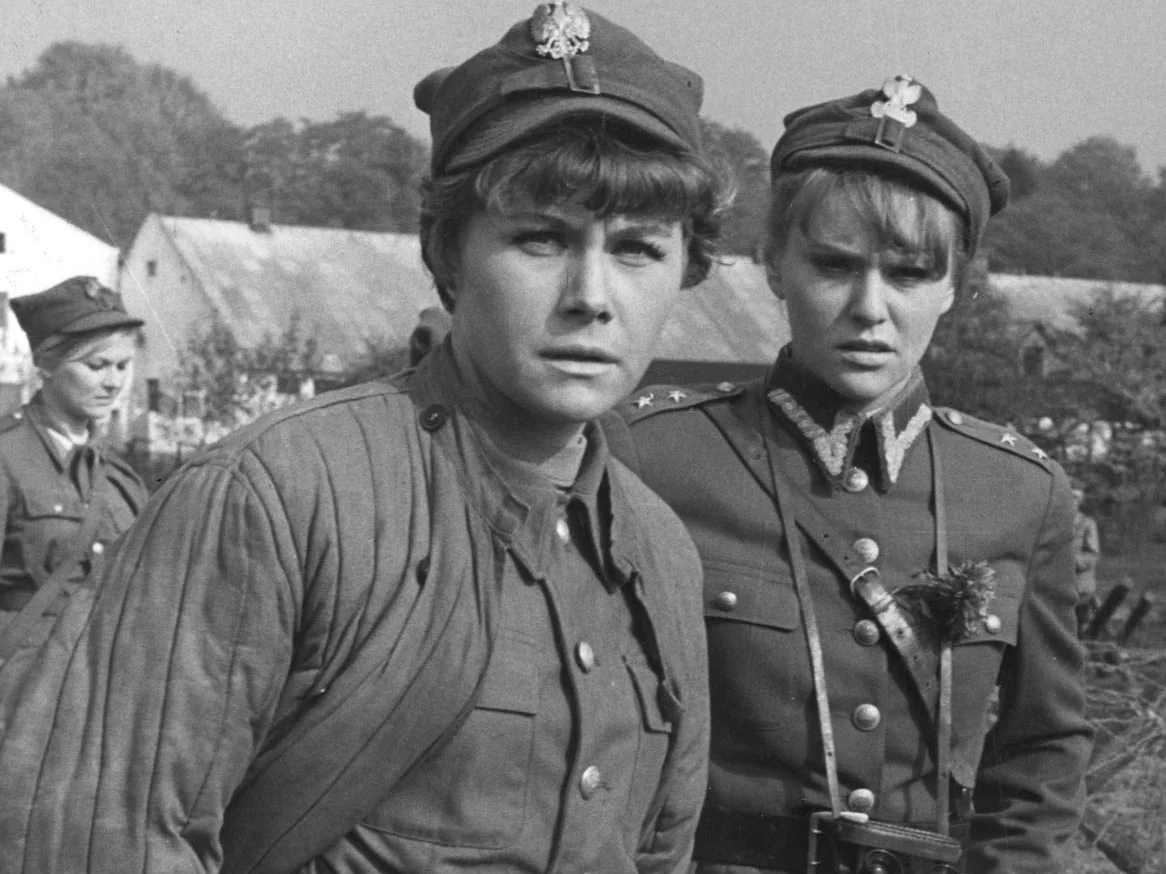 Aleksandra Zawieruszanka (P) z Teresą Lipowską w scenie z filmu "Rzeczpospolita Babska"