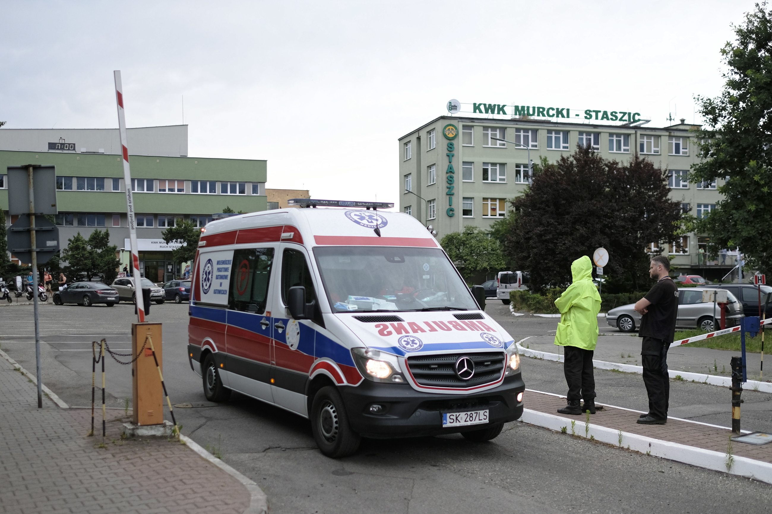 Służby ratunkowe pod Kopalnią Węgla Kamiennego "Murcki-Staszic"