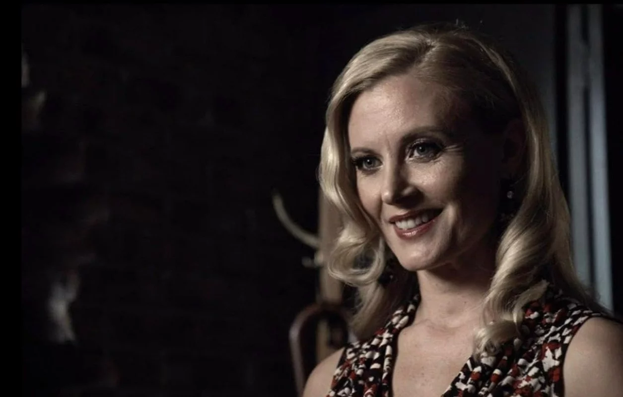 Aktorka Carrie Anne Fleming w serialu "iZombie"