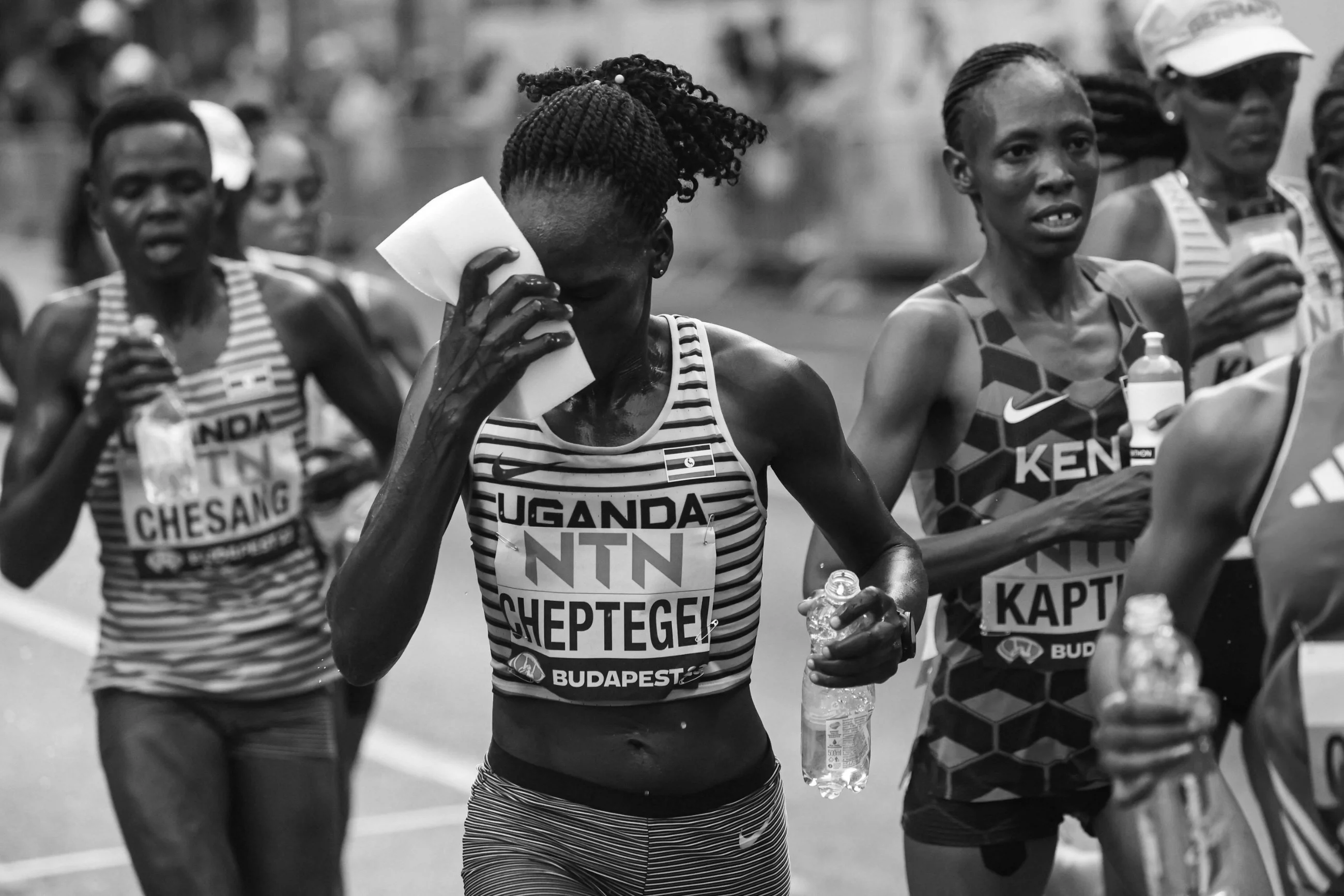 Nie żyje olimpijka z Paryża, Rebecca Cheptegei (2-L)