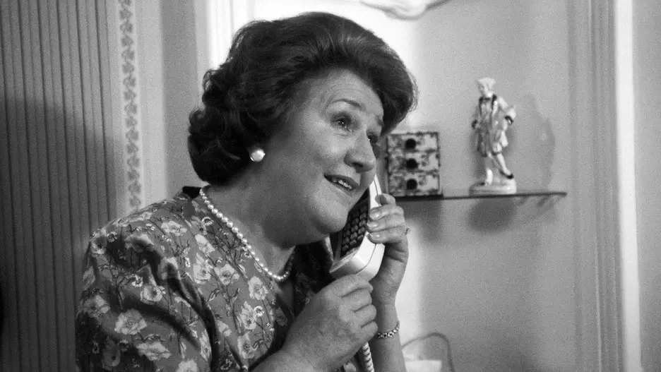 Patricia Routledge jako pani Bukiet w serialu "Co ludzie powiedzą?"