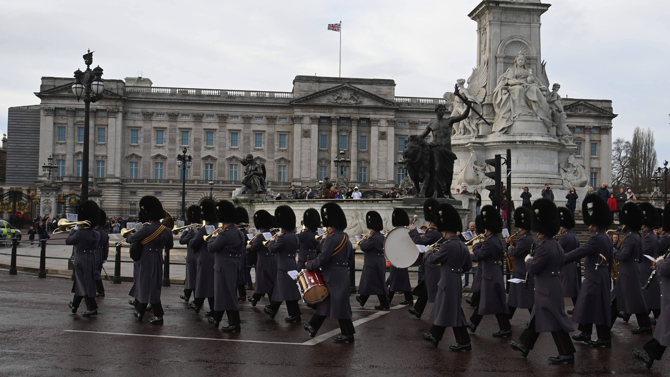 Londyn. Zmiana warty przed Pałacem Buckingham