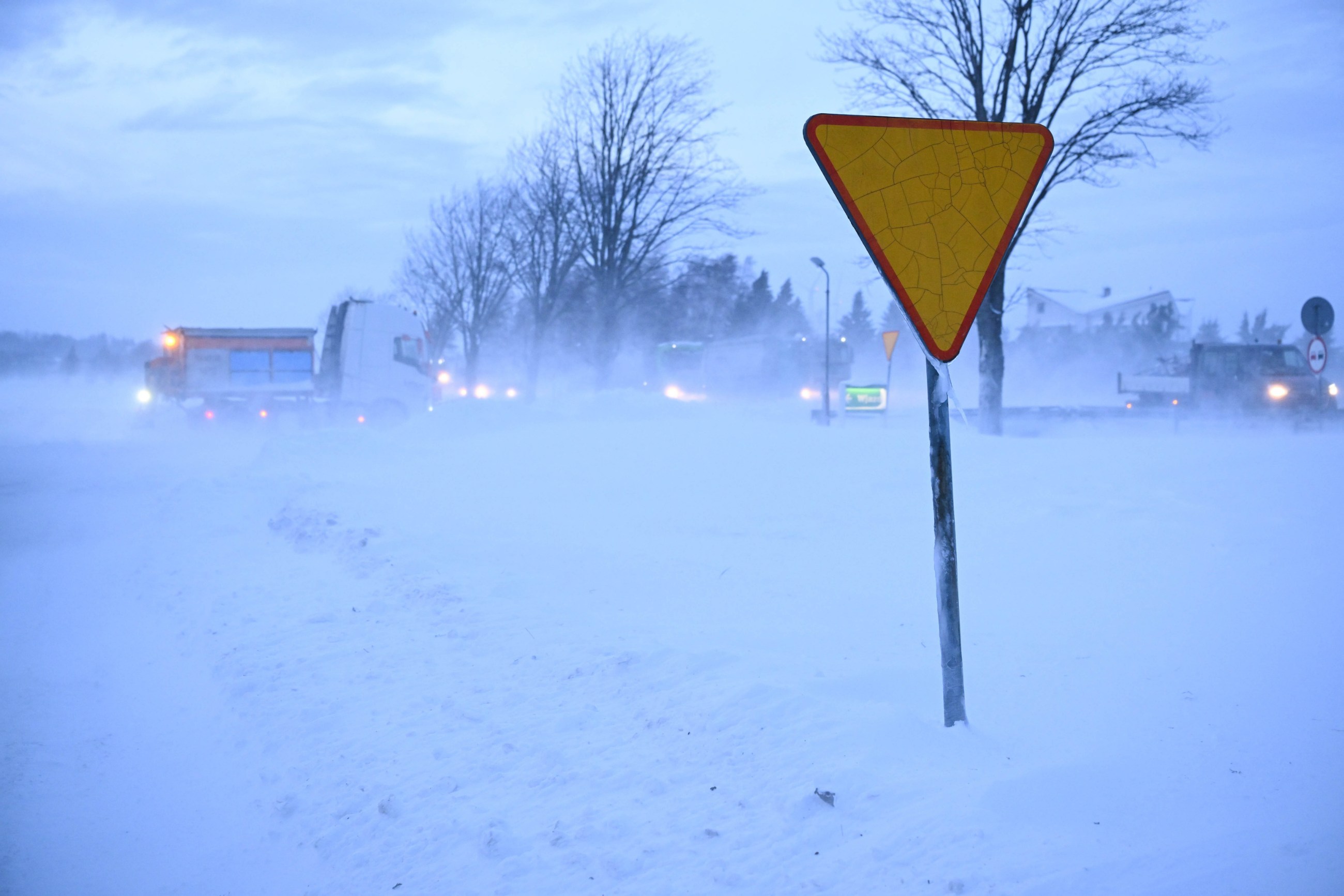 IMGW i RCB ostrzegają przed śnieżycami. "Przerwy w dostawie prądu"