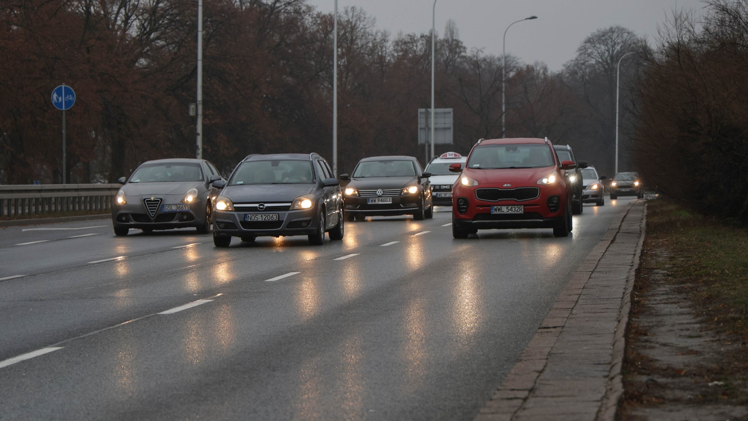 Niebezpiecznie na drogach i chodnikach. Alerty dla kilkunastu województw