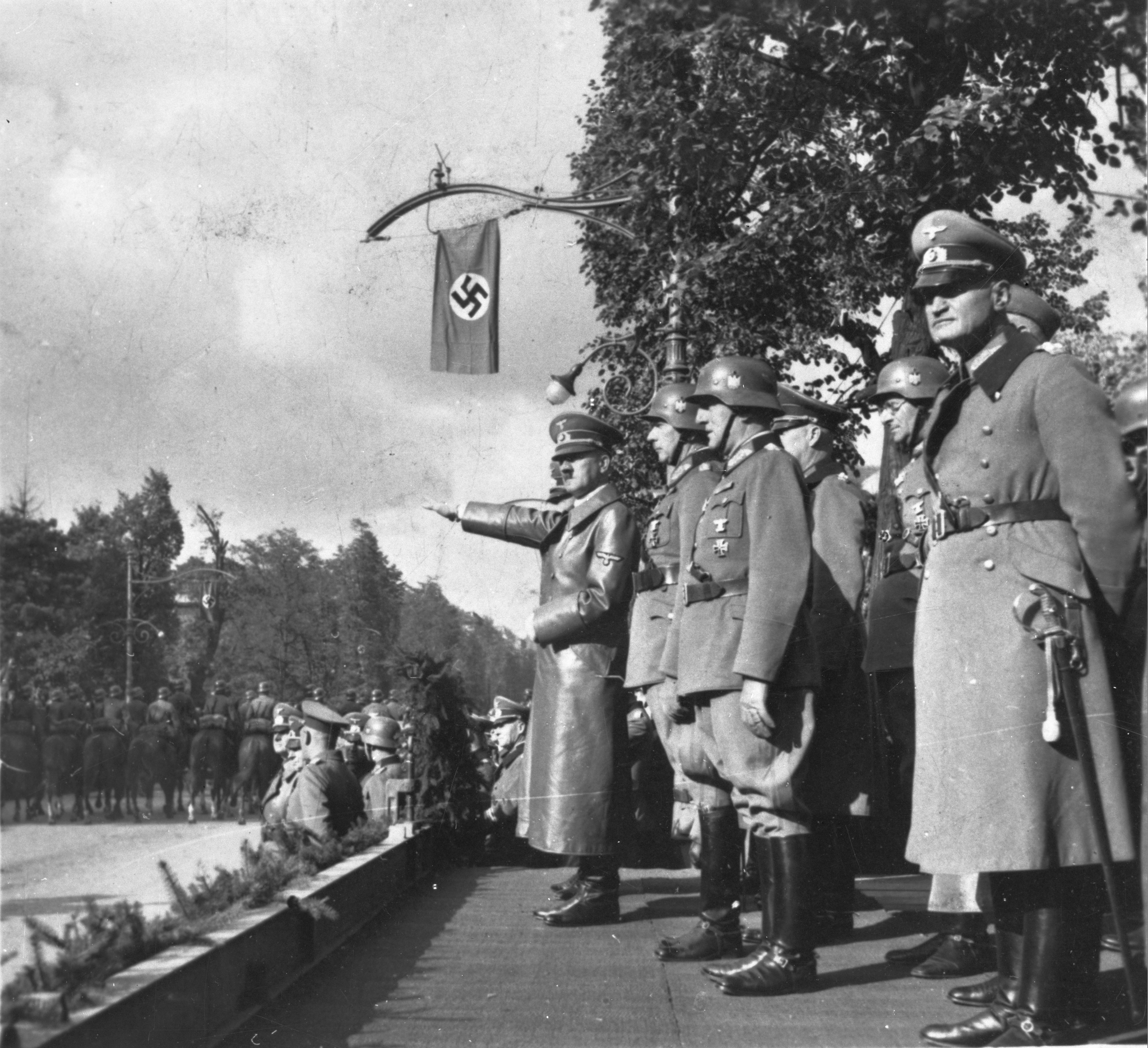 Warszawa, 5.10.1939 r. Do zdobytej Warszawy przyjechał Adolf Hitler Nz. Hitler w otoczeniu sztabowców przyjmuje defiladę wojsk niemieckich w Al. Ujazdowskich.