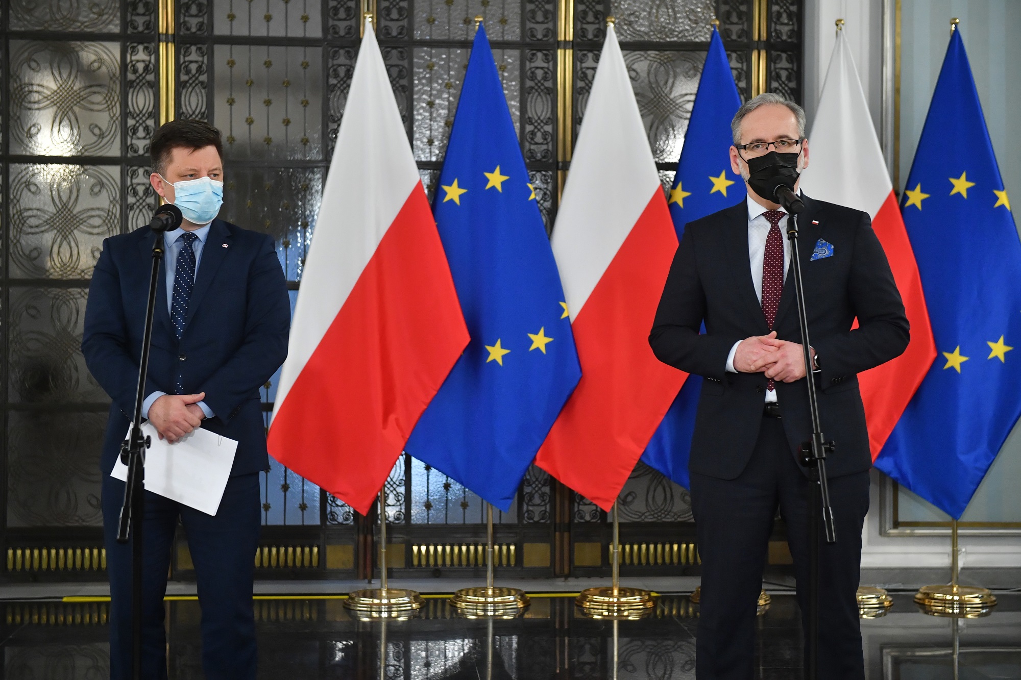 Minister zdrowia Adam Niedzielski (P) oraz minister - członek Rady Ministrów, szef KPRM Michał Dworczyk