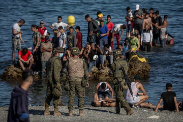 Niektóre media podają, że do Ceuty dotarło nawet 10 tys. imigrantów.