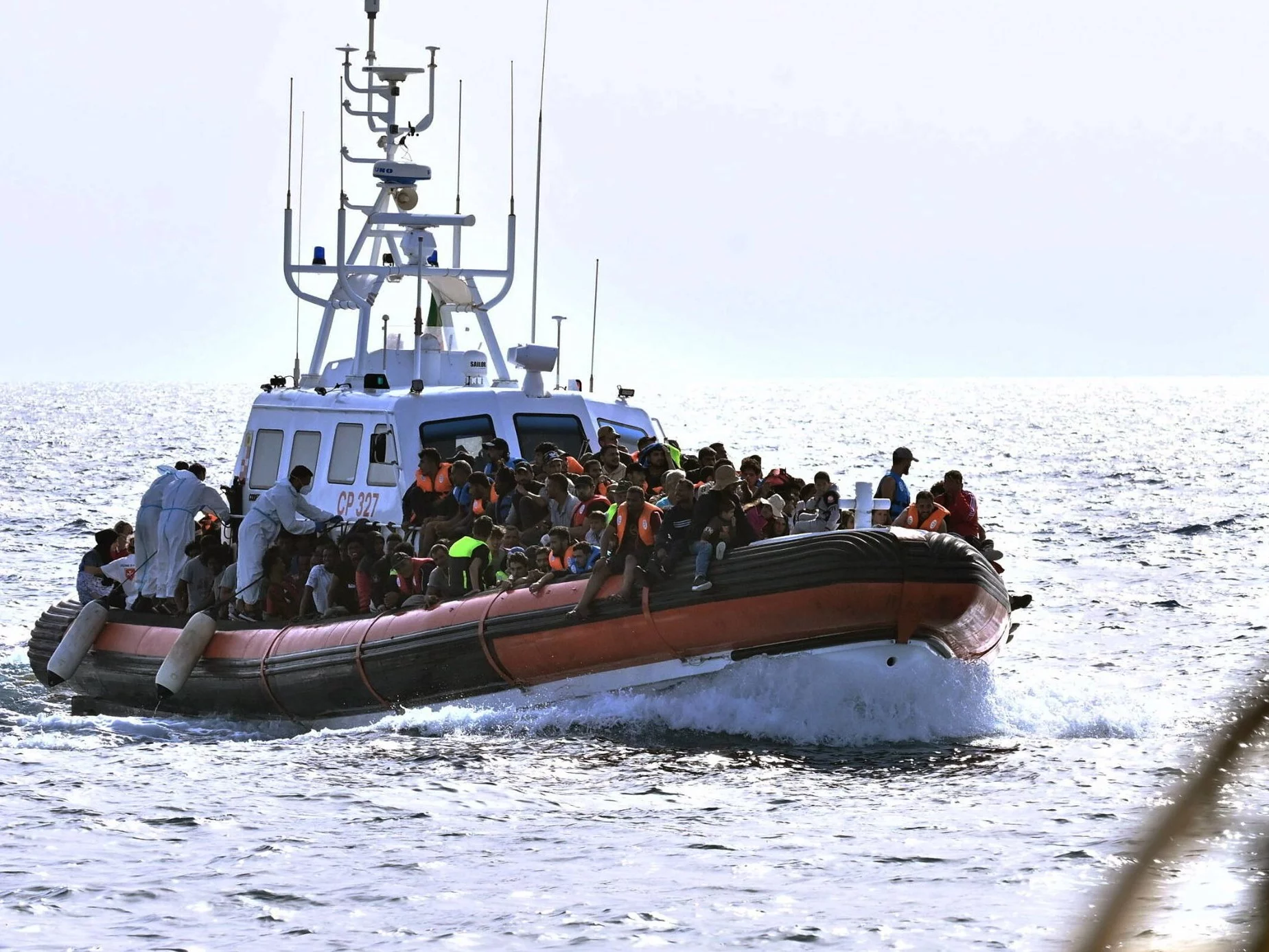 Nielegalni imigranci płyną na włoską wyspę Lampedusa