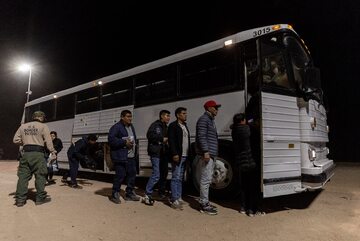 Nielegalni migranci odsyłani autobusami z południa USA do stanów Demokratów