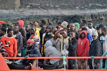Nielegalni migranci w porcie na wyspie El Hierro na Wyspach Kanaryjskich