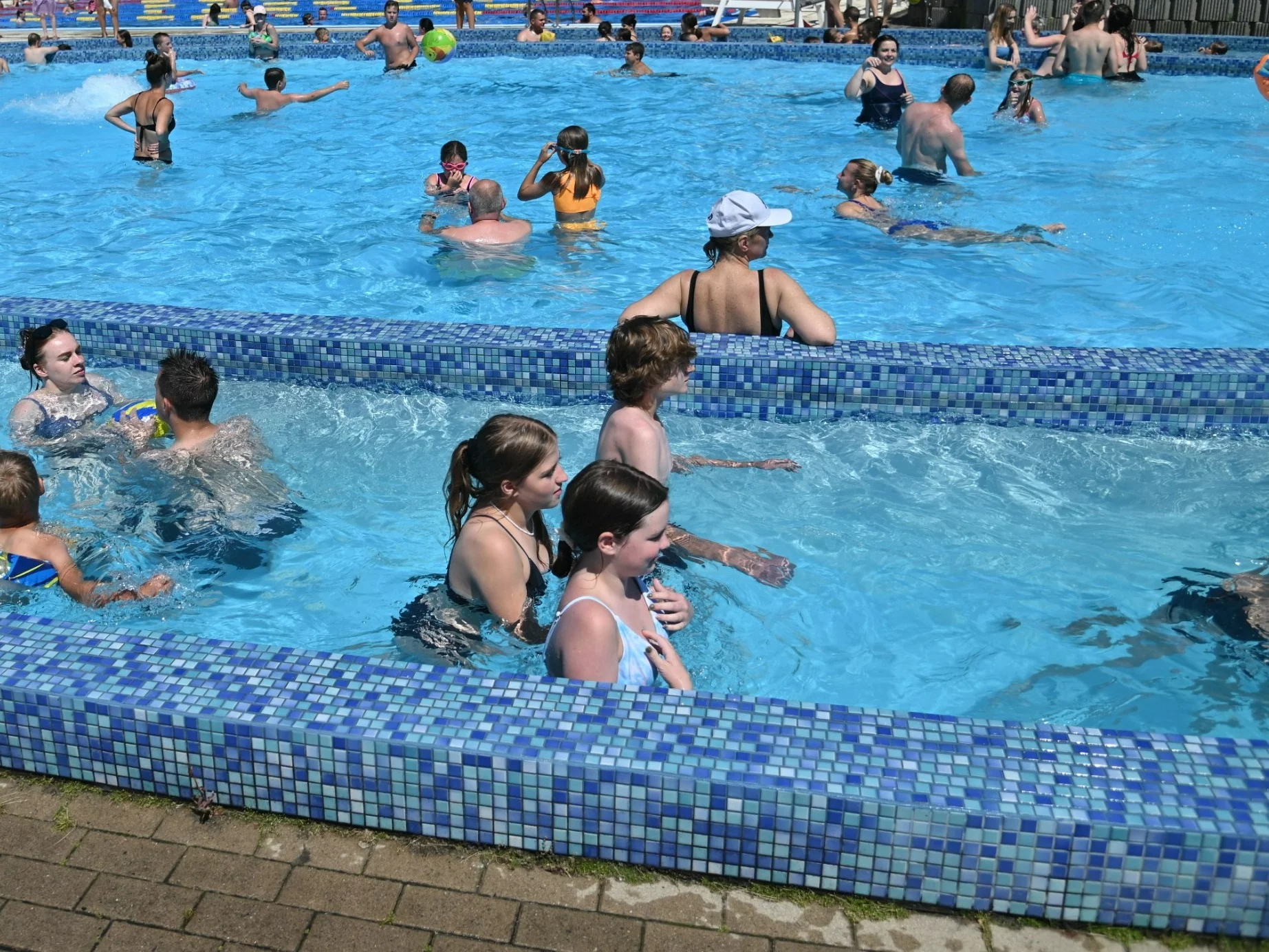 Niemcy: Dochodzenie ws. molestowania dziewczynek na basenie przez Syryjczyków