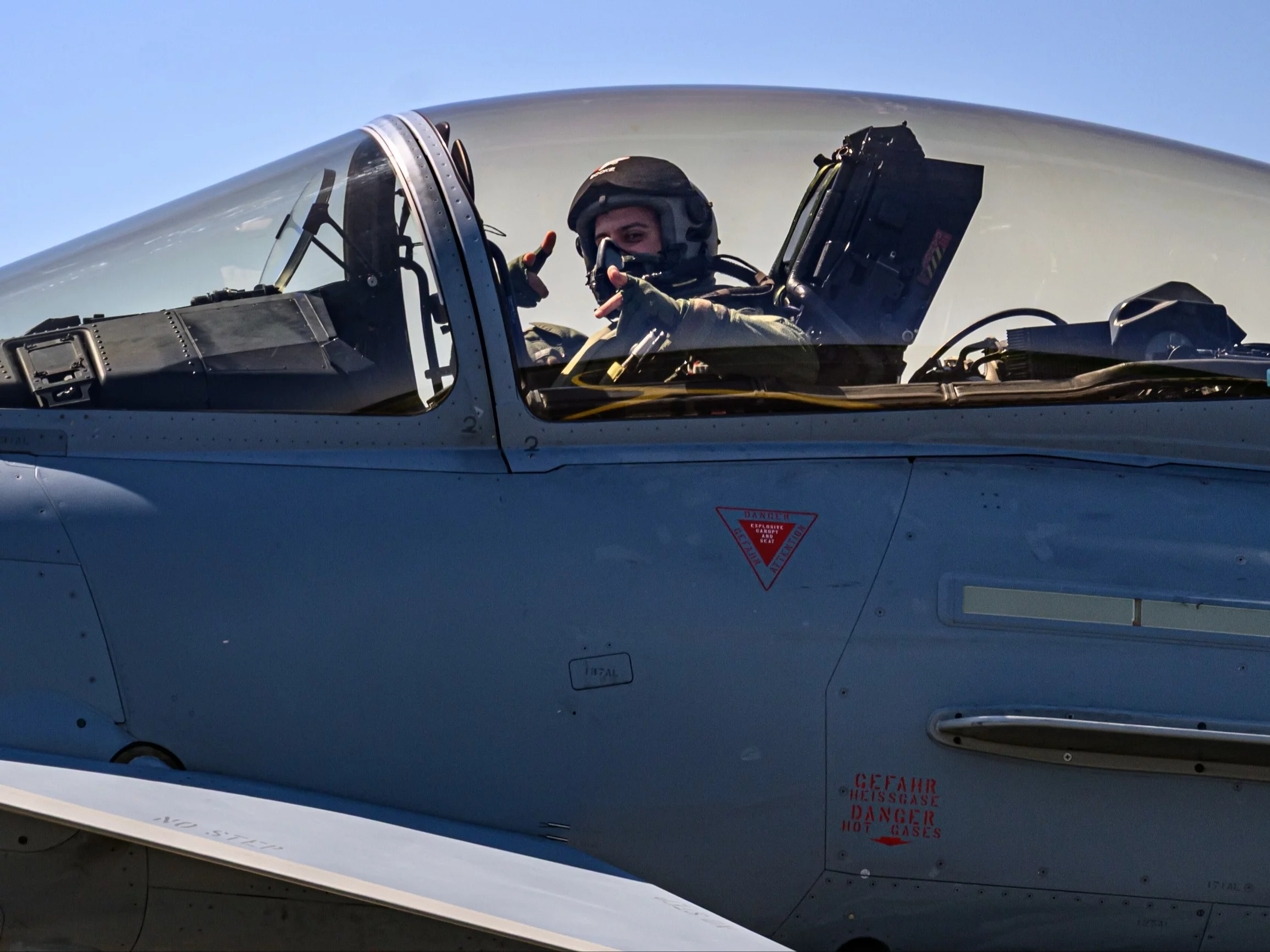 Pilot za sterami myśliwca Eurofighter Typhoon w bazie lotniczej Nörvenich w Niemczech