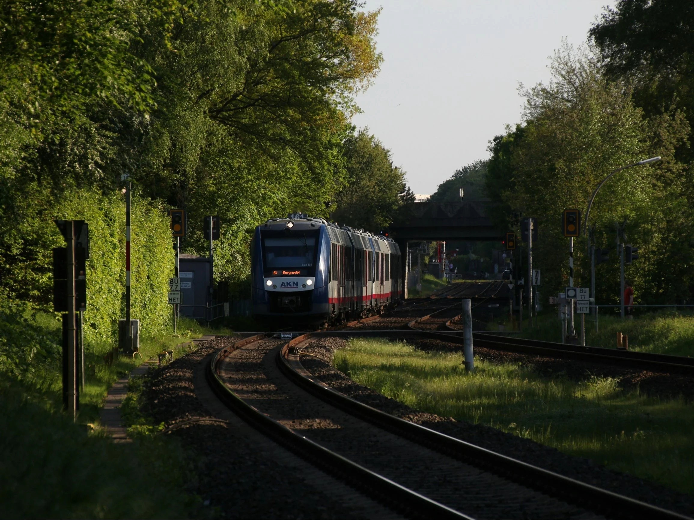 Iracki imigrant wepchnął 16-letnią Ukrainkę pod pociąg. Pozostanie bezkarny