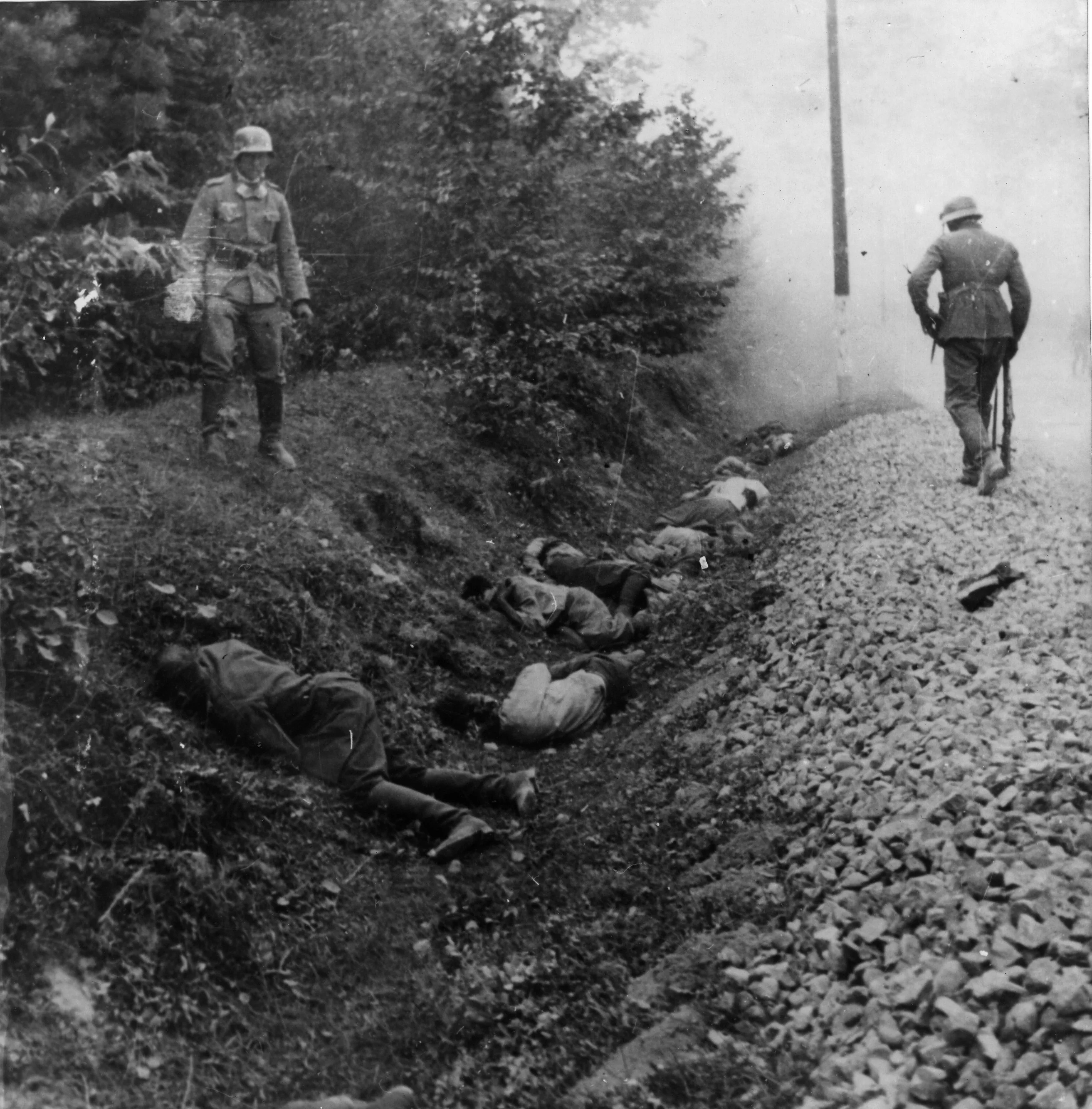 Egzekucja około 300 polskich jeńców wojennych przez żołnierzy niemieckiego 15-stego pułku zmotoryzowanego; Ciepielów, 9 IX 1939