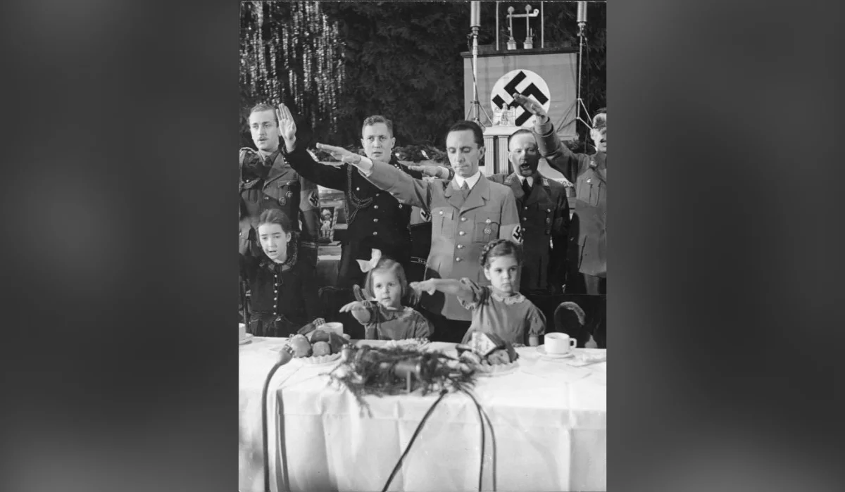 Joseph Goebbels z dziećmi podczas uroczystości bożonarodzeniowych, 1937 rok