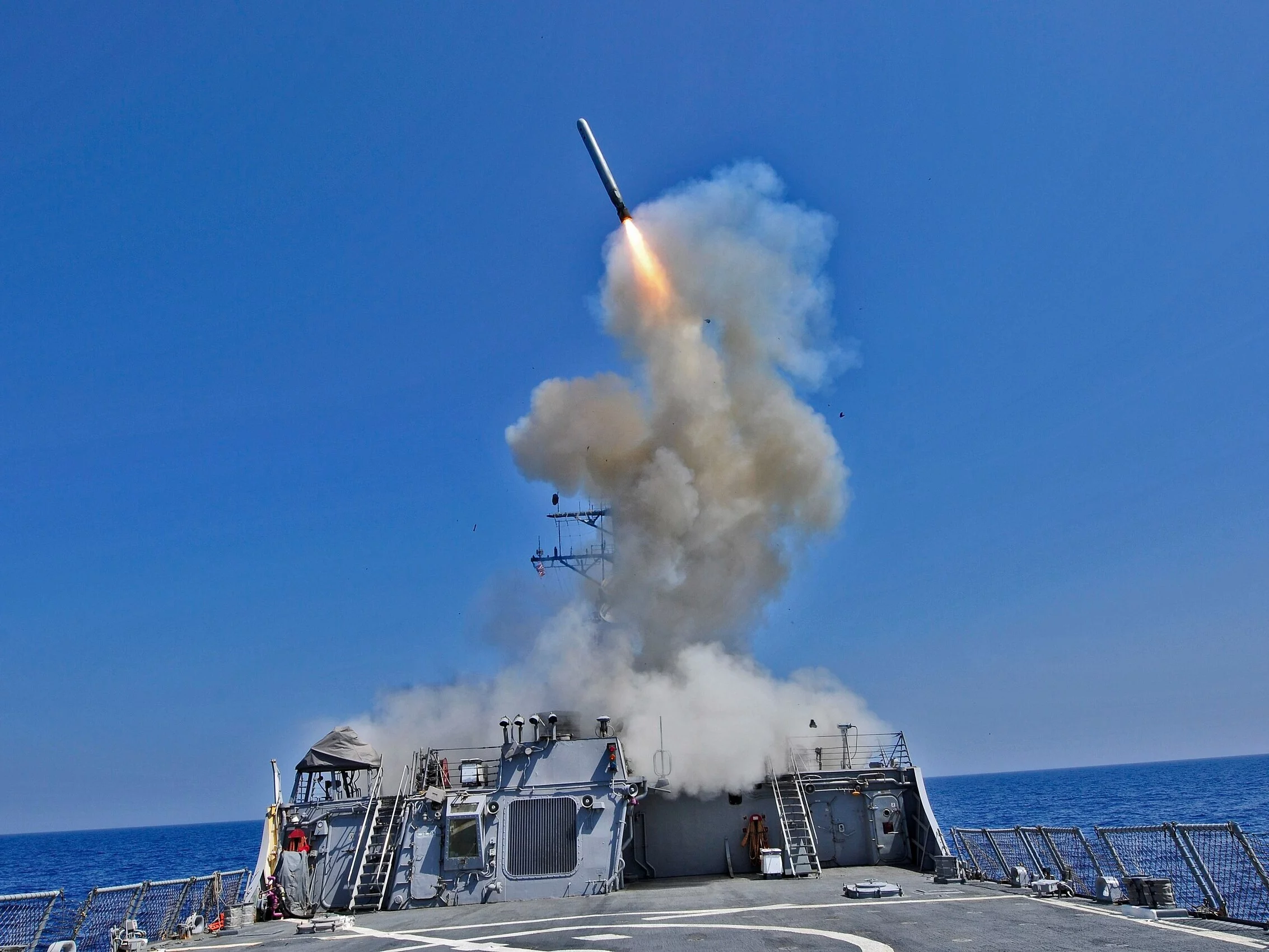 Niszczyciel rakietowy USS Barry wystrzeliwuje pocisk manewrujący Tomahawk