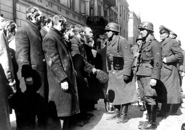 Niemcy przesłuchują rabinów po stłumieniu powstania w getcie warszawskim. Zdjęcie zrobione zostało tuż przed wysłaniem rabinów do obozu zagłady.