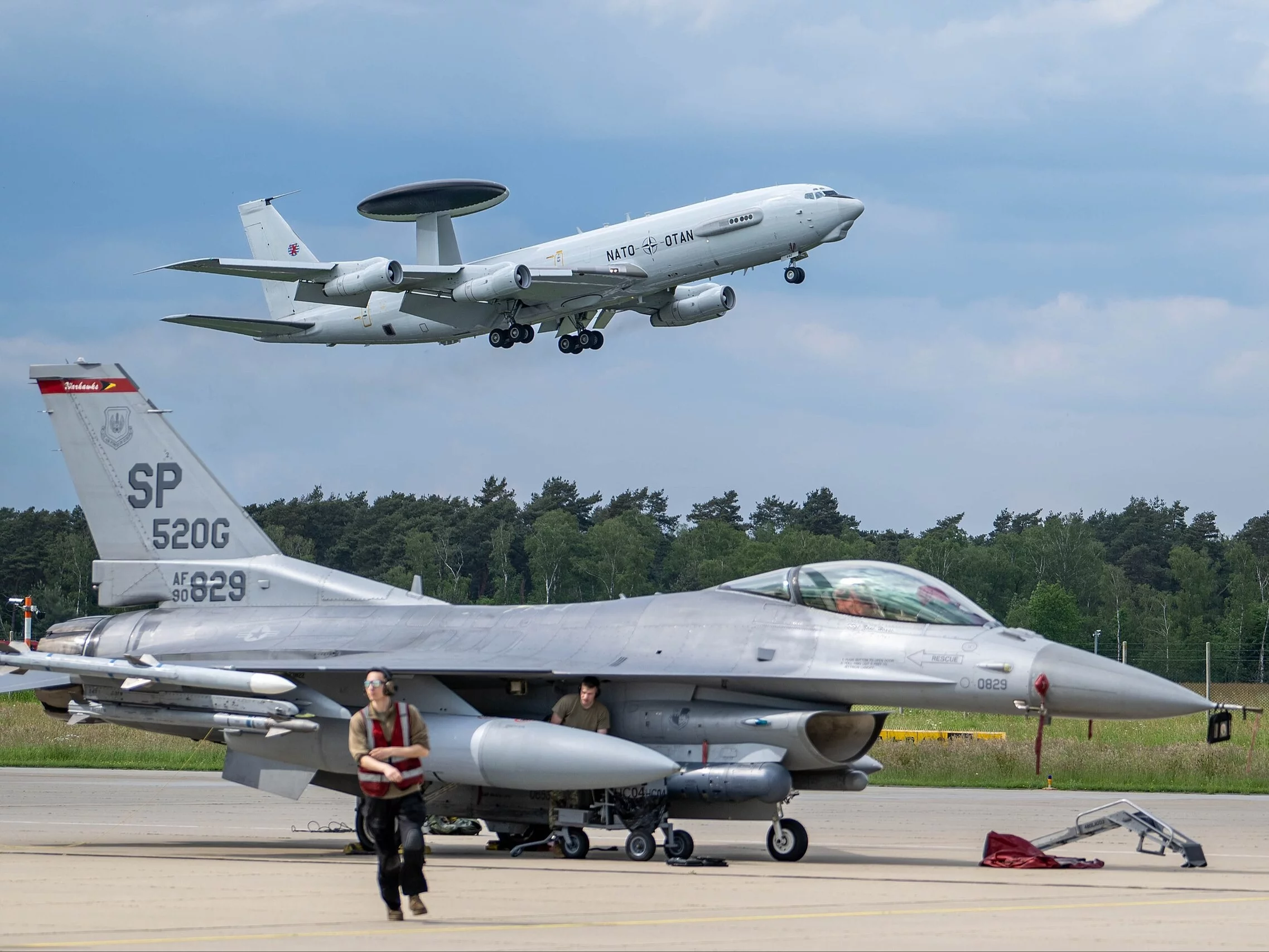 Samoloty NATO w bazie lotniczej Geilenkirchen w Niemczech