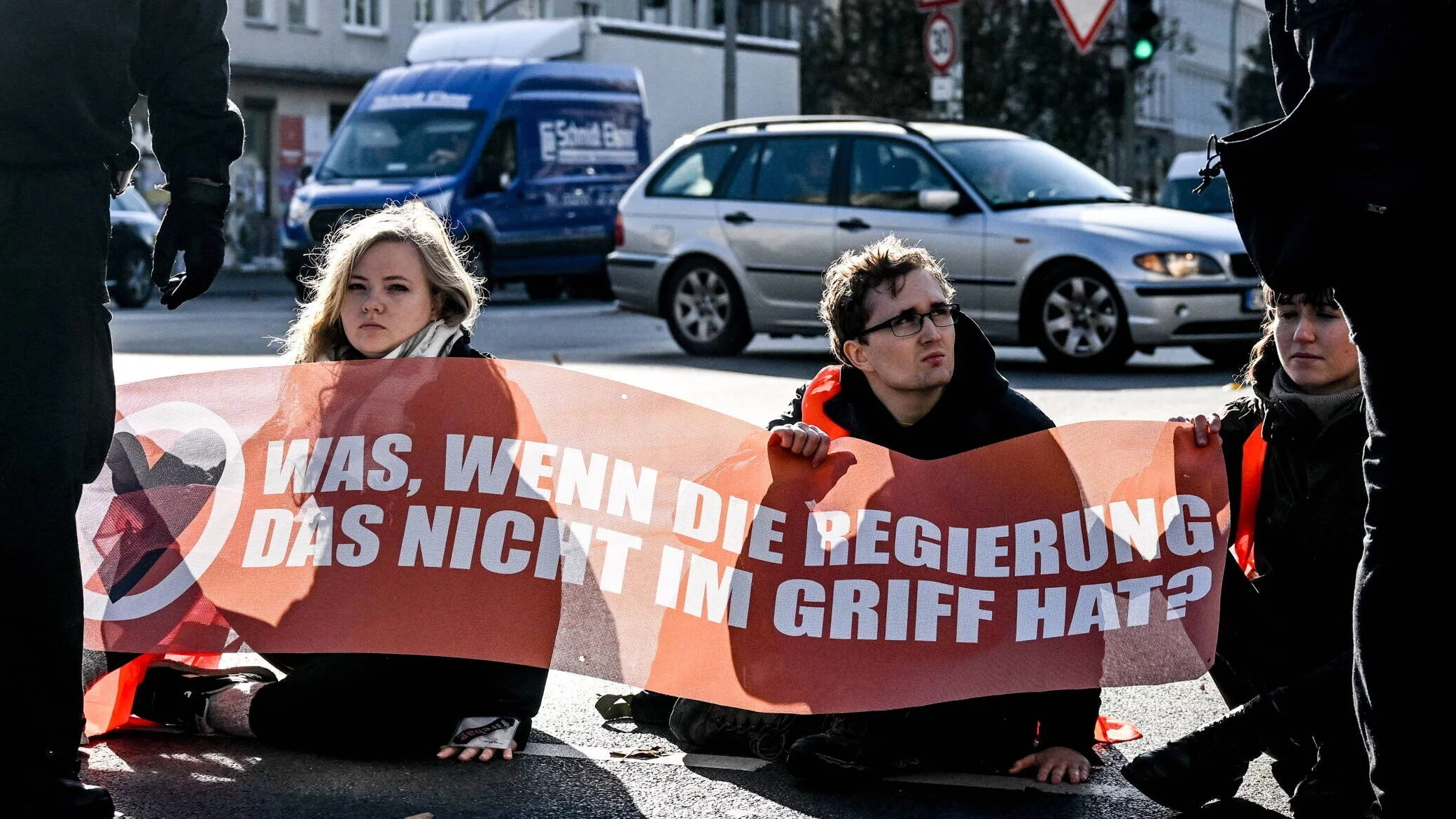 "Aktywiści klimatyczni" z grupy "Ostatnie Pokolenie" blokują ulicę w Berlinie