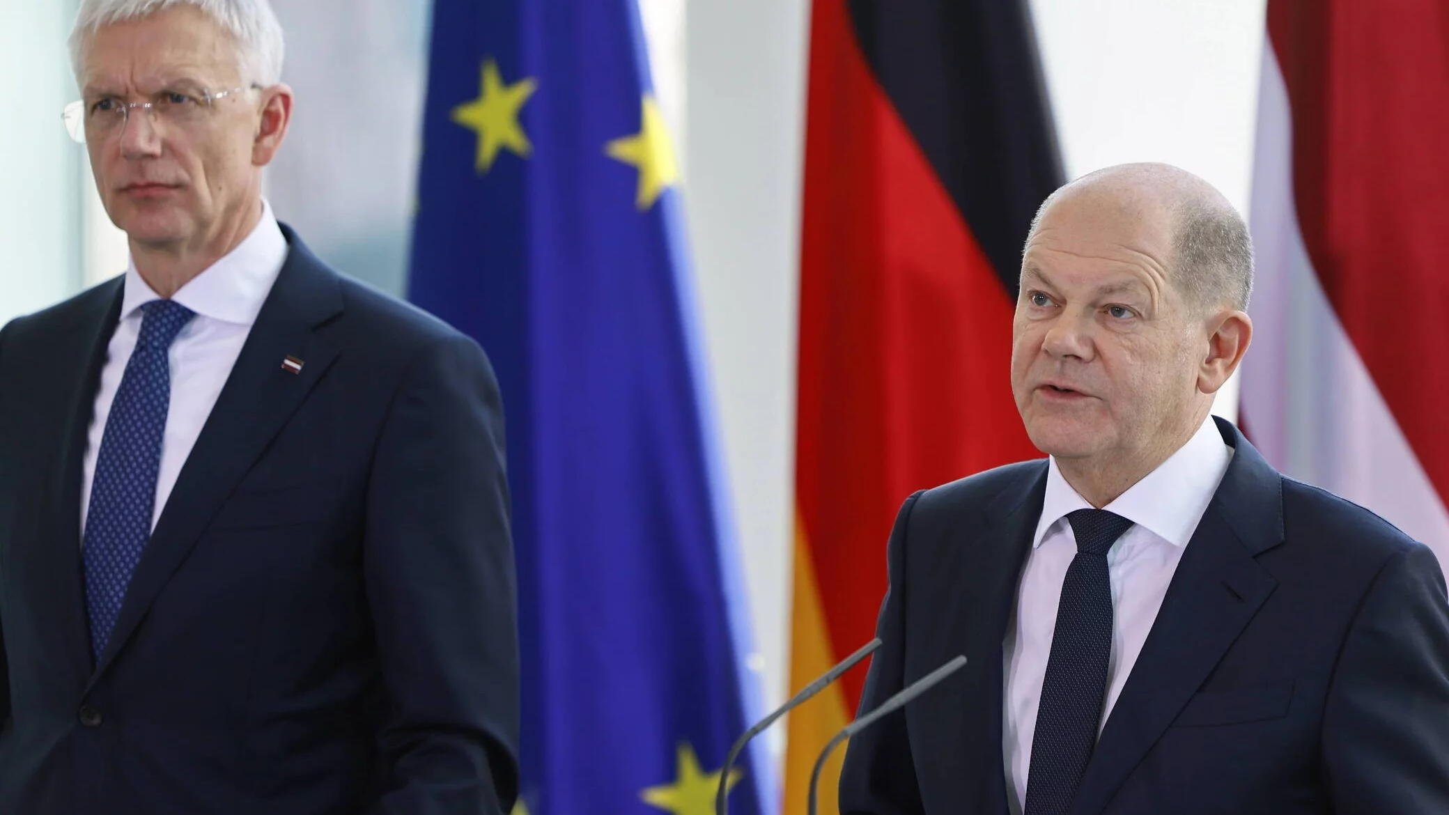 Premier Łotwy Arturs Krisjanis Karins (L) i kanclerz Niemiec Olaf Scholz (R)