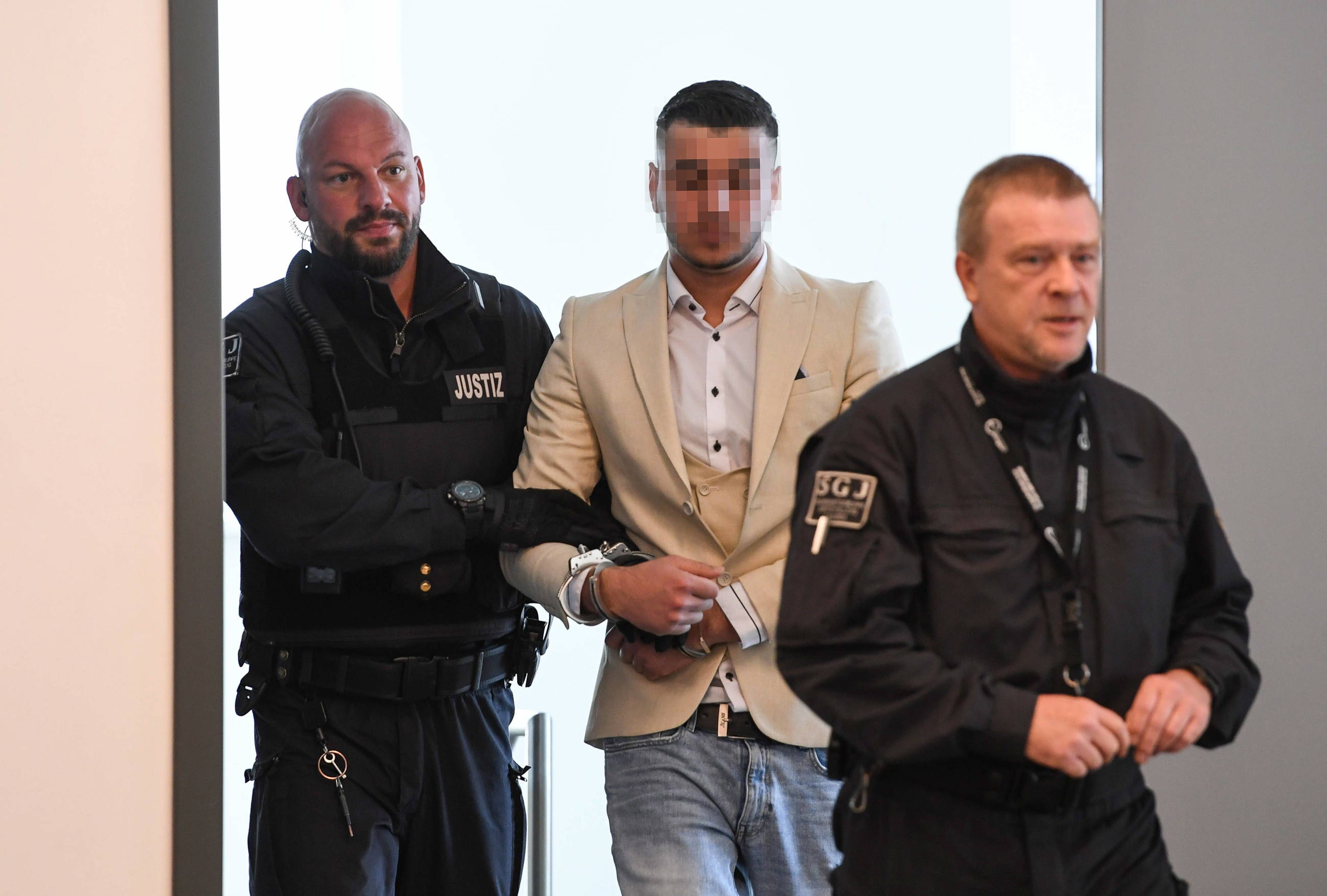 Alaa S. wprowadzany na salę sądową