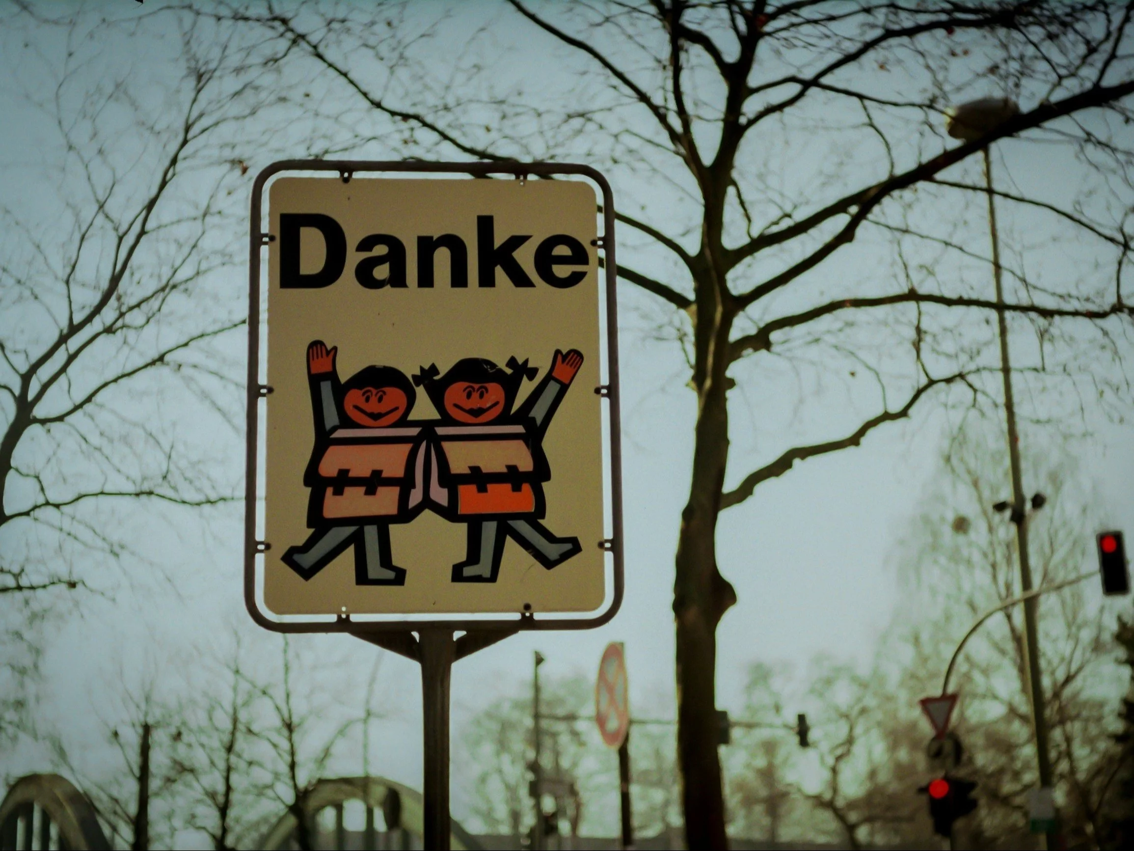 Przemoc cudzoziemców i "Niemców" w szkołach. Ponad dwa ataki z użyciem noża dziennie