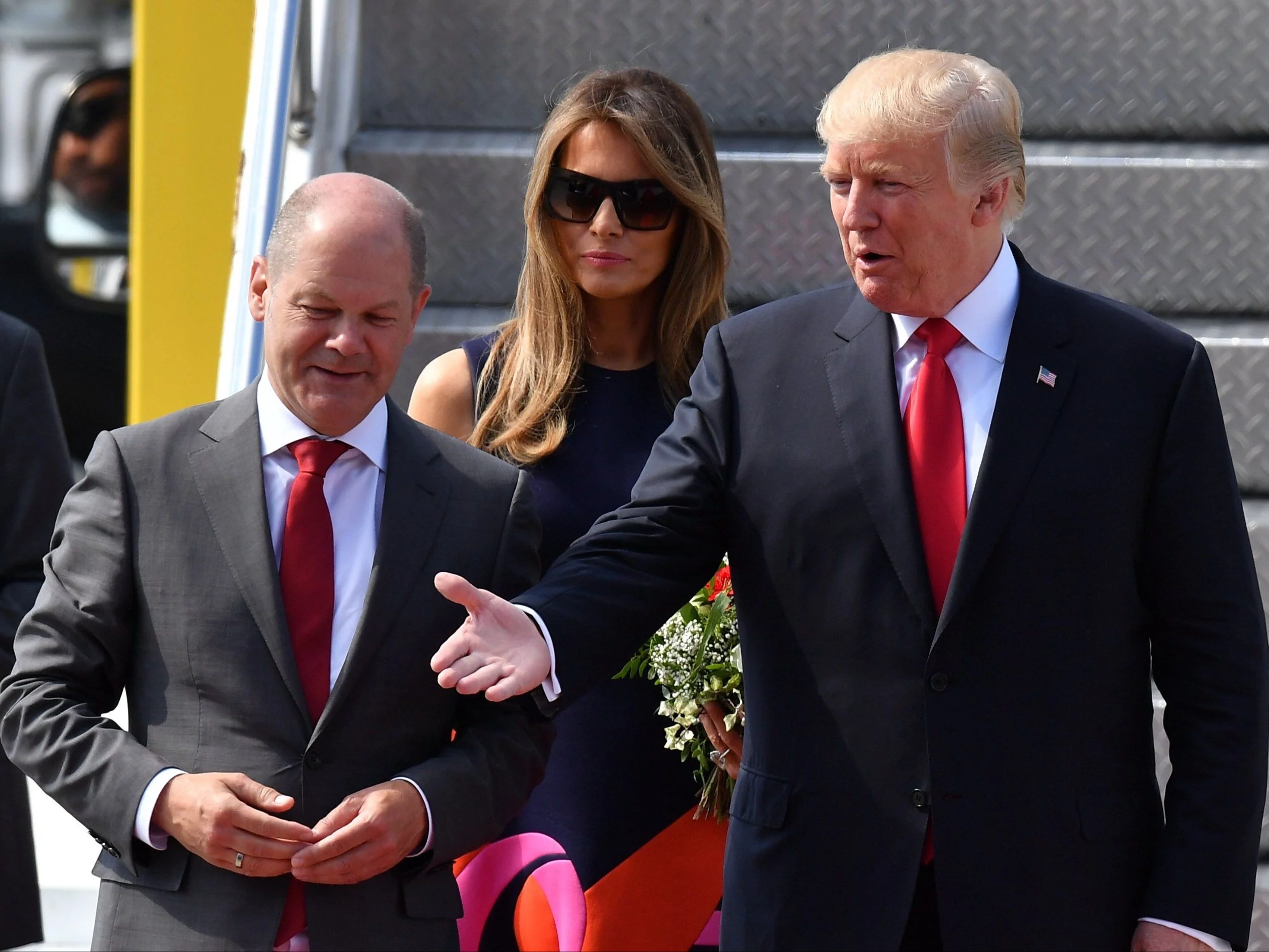 Olaf Scholz i Donald Trump podczas spotkania na lotnisku w Hamburgu