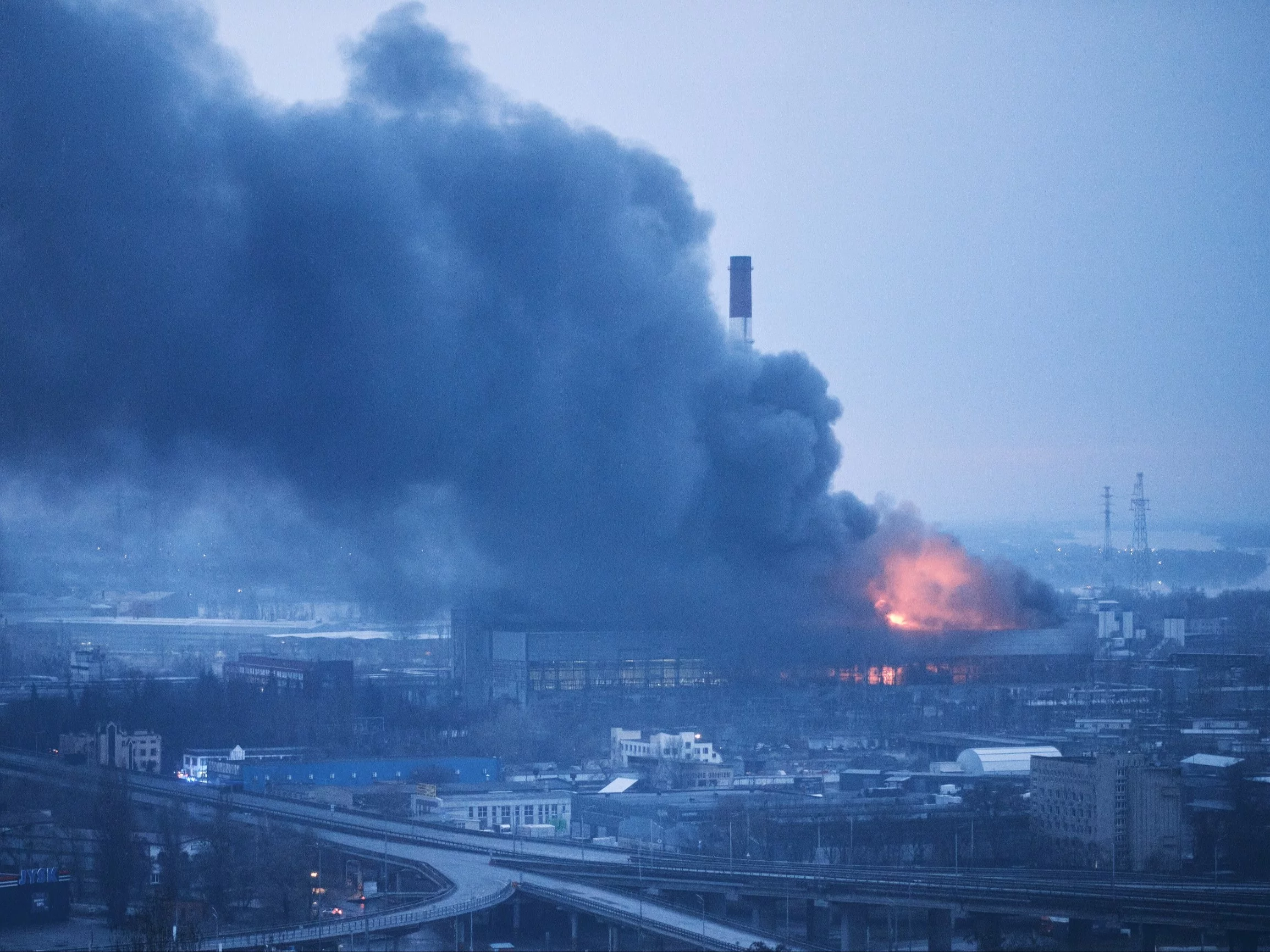 Elektrociepłownia w Kijowie płonie po rosyjskim ataku