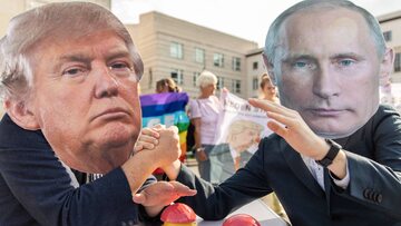 Niemieccy aktywiści w maskach byłego prezydenta USA Donalda J. Trumpa (L) i prezydenta Rosji Władimira Putina.
