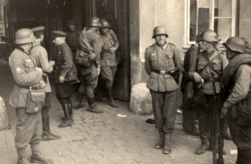 Niemieccy i sowieccy żołnierze we Lwowie