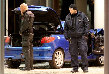 Niemieccy policjanci obok samochodu, który wjechał do siedziby SPD w Berlinie