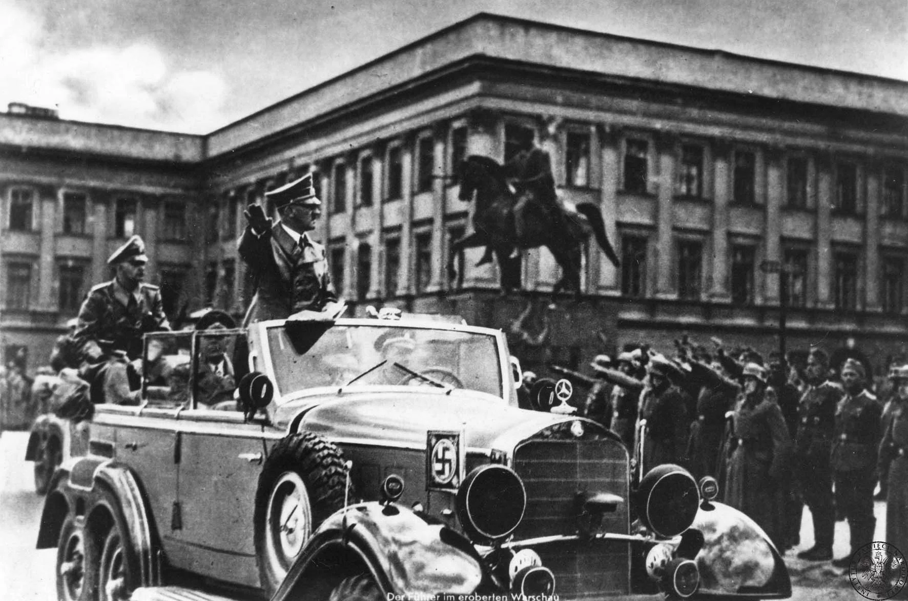 Adolf Hitler podczas przejazdu przez Plac Marszałka Józefa Piłsudskiego przed Pałacem Saskim, 5 października 1939 roku