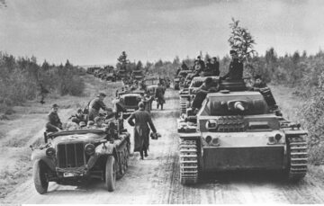 Niemiecka kolumna pancerna zbliża się do frontu moskiewskiego, październik 1941 r.