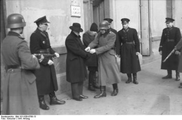 Niemiecka Ordnungspolizei i polska granatowa policja w Krakowie, 1941 r.