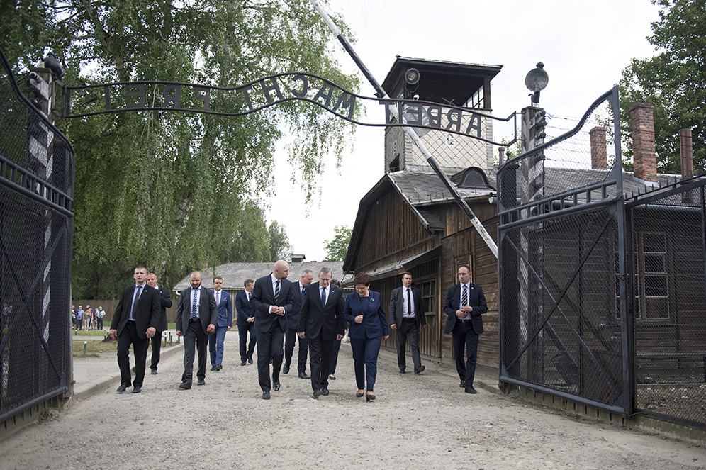 Premier Beata Szydło i wicepremier Piotr Gliński podczas wizyty w Auschwitz