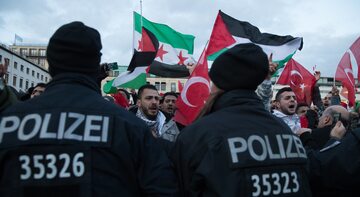 Niemiecka policja podczas protestu w Berlinie