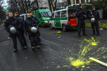 Niemiecka policja w czasie demonstracji przeciwko AfD