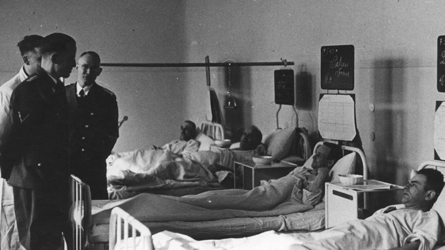 Niemieccy oficerowie "wizytują" szpitale. Akcja T4 - mordowanie osób chorych i niepełnosprawnych - zaczęła się najpierw w samych Niemczech. Po 1 września 1939 Niemcy rozszerzyli ją na tereny okupowane. Chore osoby mordowali przede wszystkim w Polsce