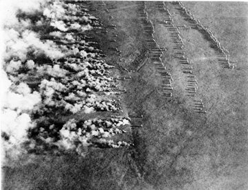 Niemiecki atak gazowy z okresu I wojny światowej na froncie wschodnim. Atak został sfotografowany z powietrza przez rosyjskiego lotnika