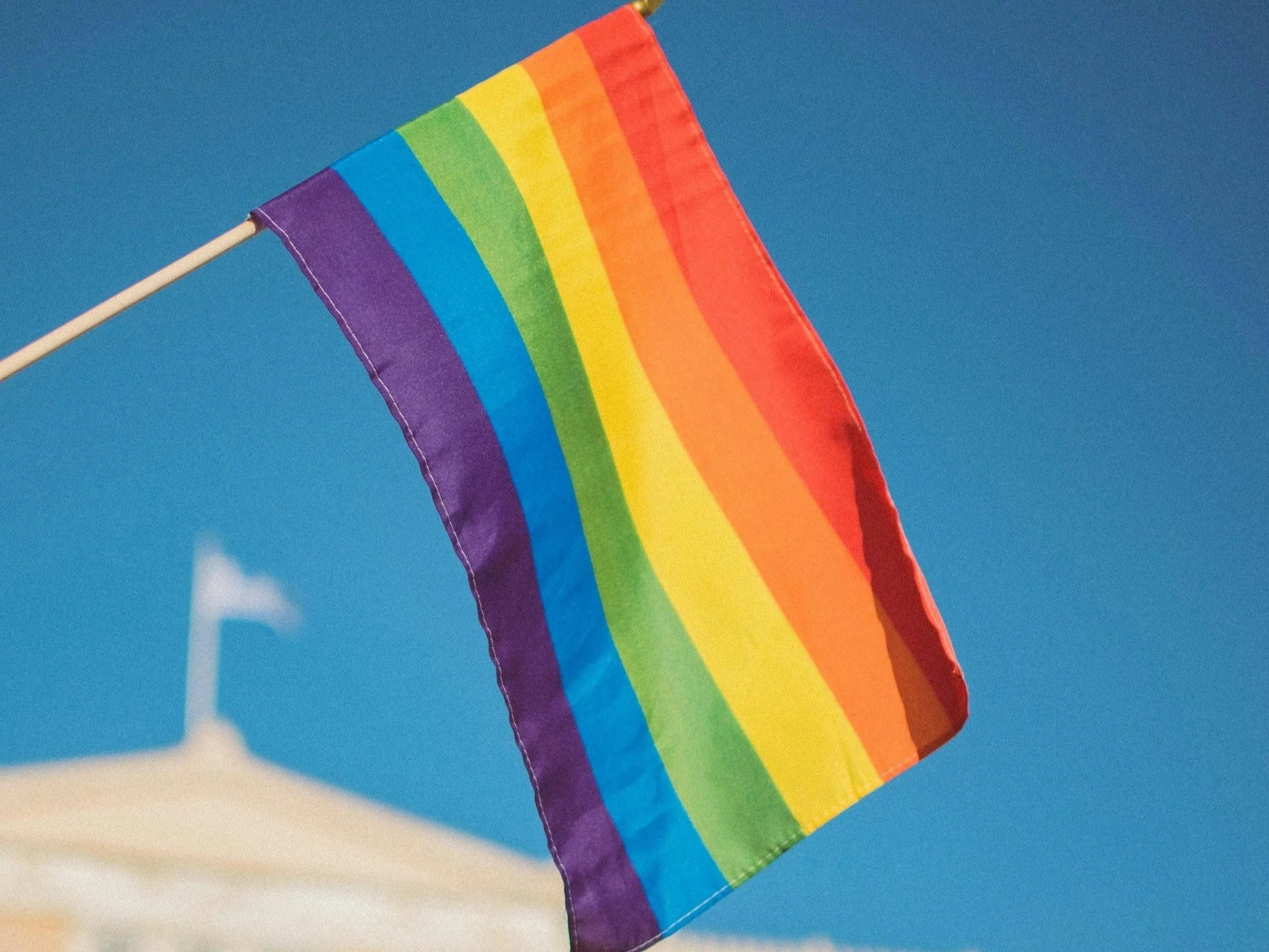 Flaga tęczowa. Symbol ruchu politycznego LGBT