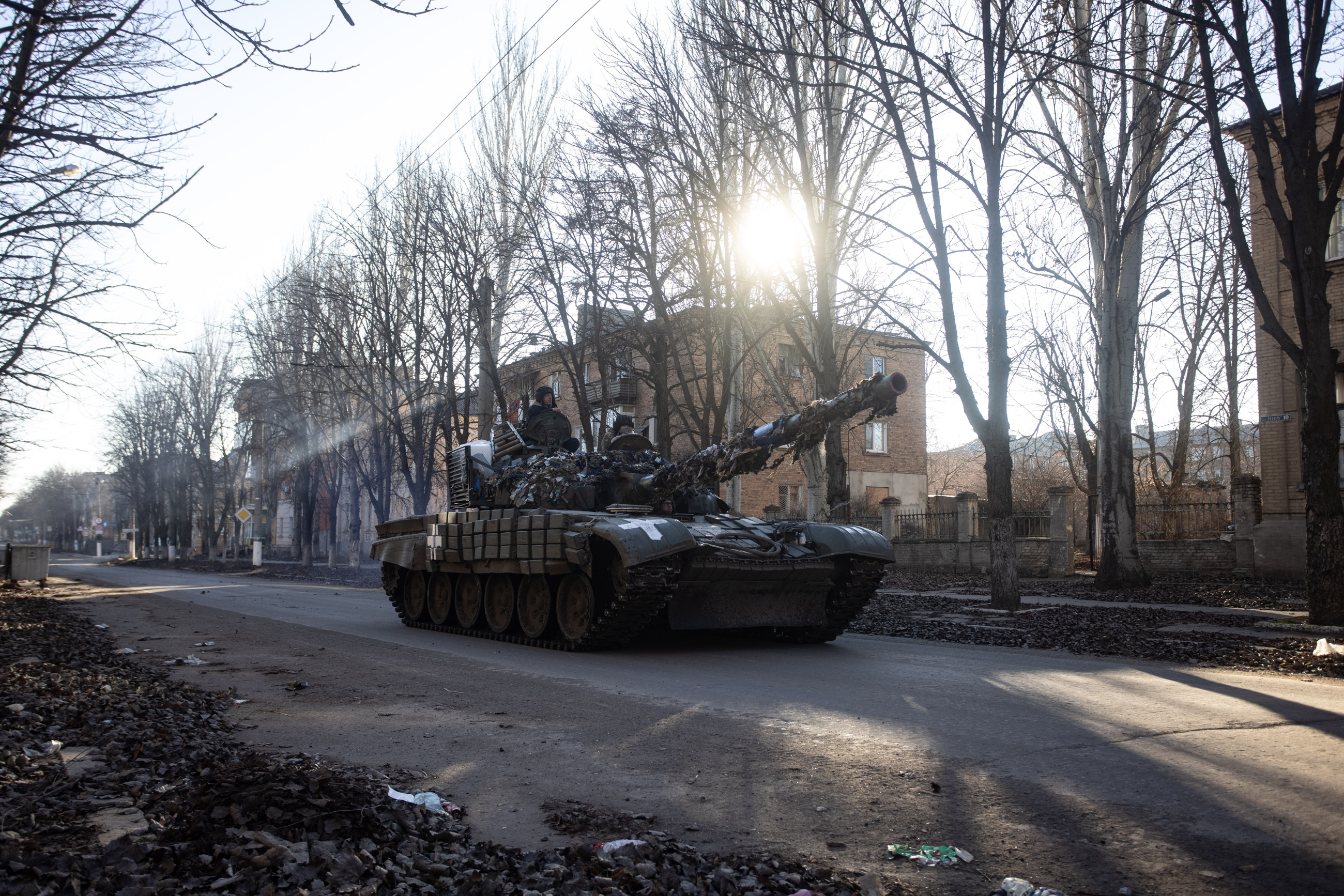 Bachmut, Ukraina, 06.12.2022. Na zdjęciachukraińskie wojsko w zniszczonej w rosyjskich atakach miejscowości Bachmut w Donieckim Zagłębiu Węglowym